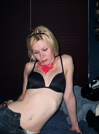 Sexy blonde posing - Photo 17