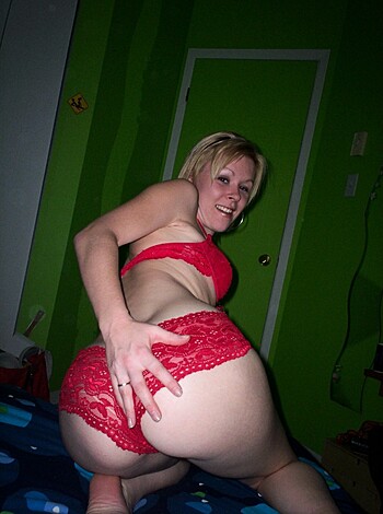 Sexy blonde posing - Photo 22