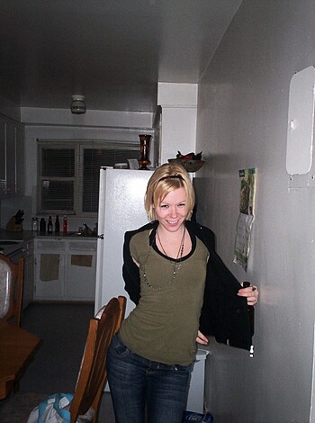 Sexy blonde posing - Photo 23