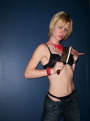 Sexy blonde posing - Photo 32