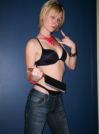 Sexy blonde posing - Photo 33