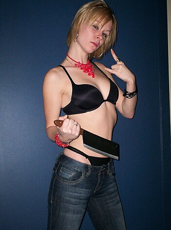 Sexy blonde posing - Photo 35