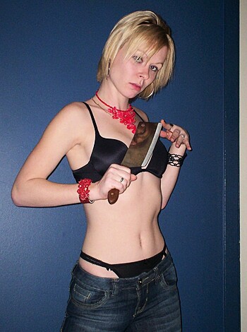 Sexy blonde posing - Photo 37