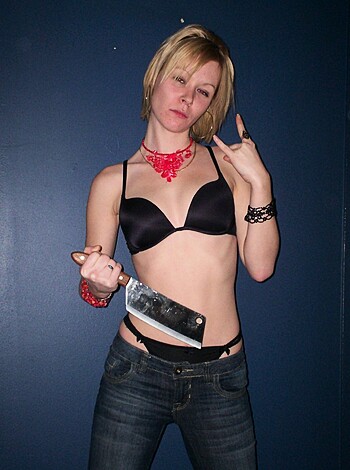 Sexy blonde posing - Photo 36