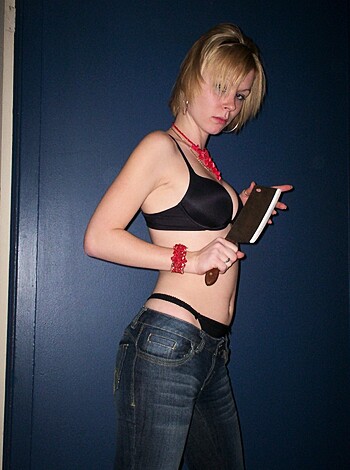 Sexy blonde posing - Photo 38