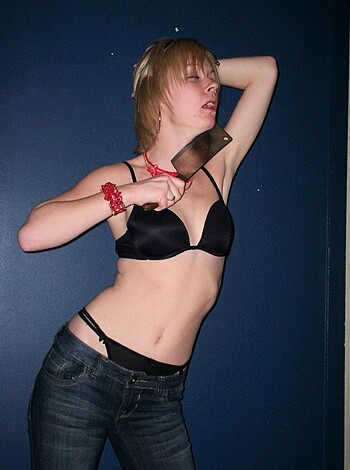Sexy blonde posing - Photo 39