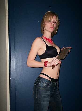 Sexy blonde posing - Photo 42