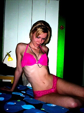 Sexy blonde posing - Photo 45
