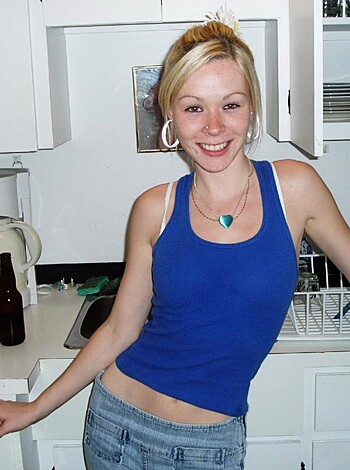 Sexy blonde posing - Photo 59