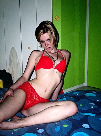 Sexy blonde posing - Photo 82