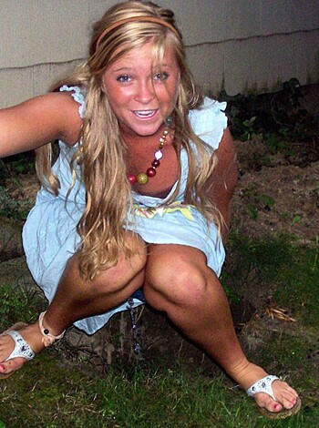 Pissing girls - Photo 4