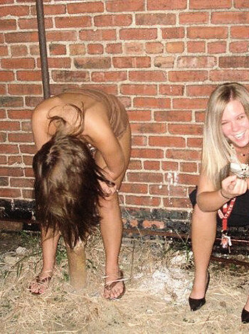 Pissing girls - Photo 43