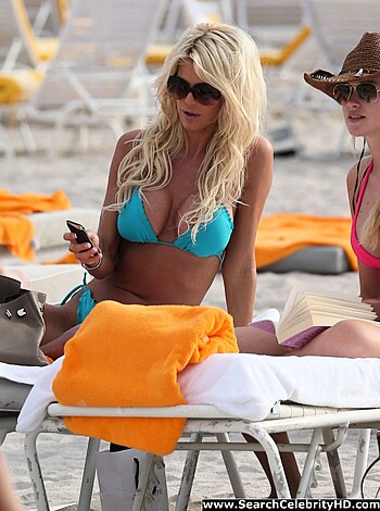Victoria Silvstedt - Bikini Candids in Miami - Celebrity - Photo 4