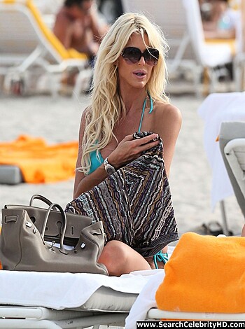 Victoria Silvstedt - Bikini Candids in Miami - Celebrity - Photo 6