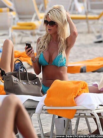 Victoria Silvstedt - Bikini Candids in Miami - Celebrity - Photo 8