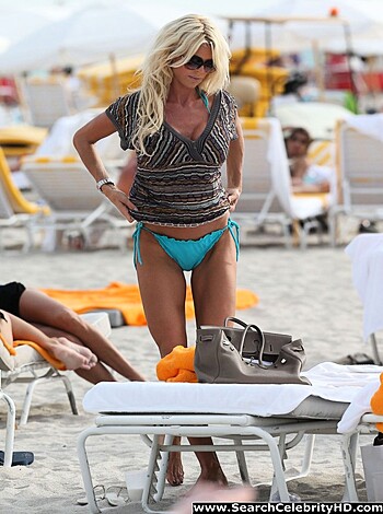 Victoria Silvstedt - Bikini Candids in Miami - Celebrity - Photo 12