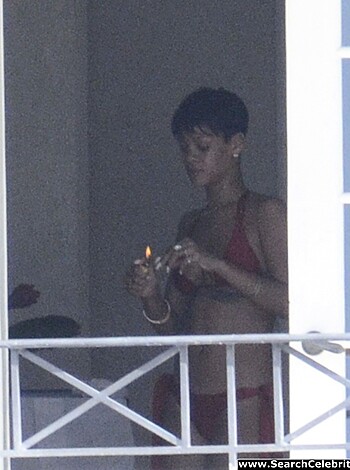 Rihanna Naked Ass And Topless Boobs Candids Through Her Balcony Window - celebrity - Photo 2