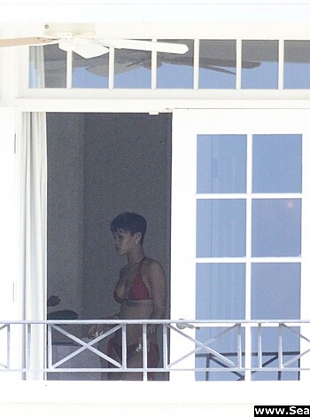 Rihanna Naked Ass And Topless Boobs Candids Through Her Balcony Window - celebrity - Photo 7