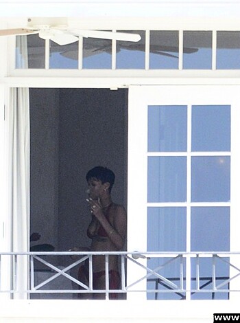 Rihanna Naked Ass And Topless Boobs Candids Through Her Balcony Window - celebrity - Photo 4