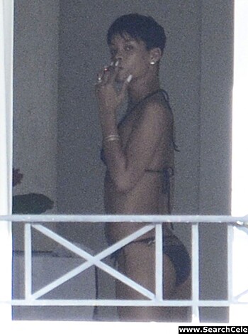Rihanna Naked Ass And Topless Boobs Candids Through Her Balcony Window - celebrity - Photo 9