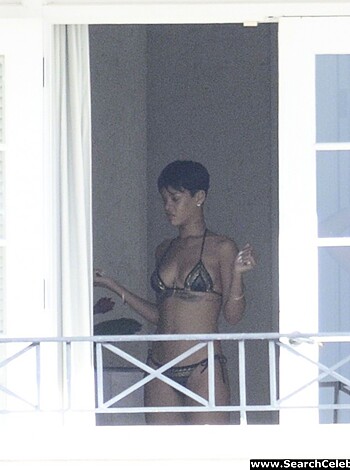 Rihanna Naked Ass And Topless Boobs Candids Through Her Balcony Window - celebrity - Photo 11