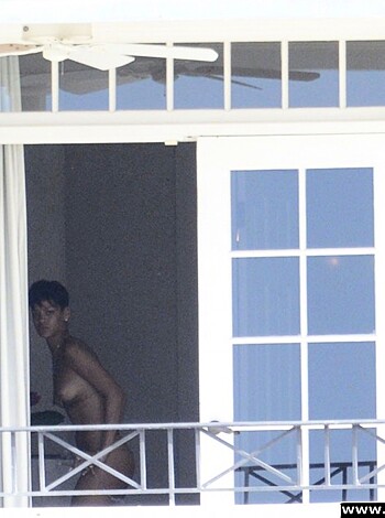 Rihanna Naked Ass And Topless Boobs Candids Through Her Balcony Window - celebrity - Photo 12