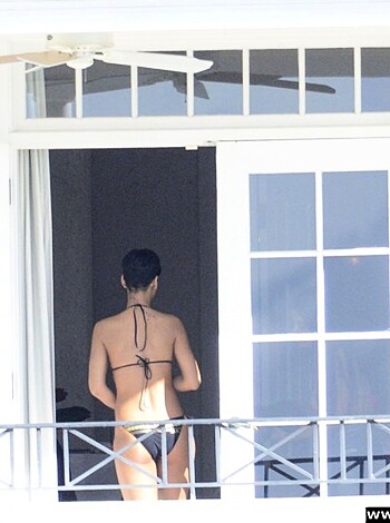 Rihanna Naked Ass And Topless Boobs Candids Through Her Balcony Window - celebrity - Photo 16