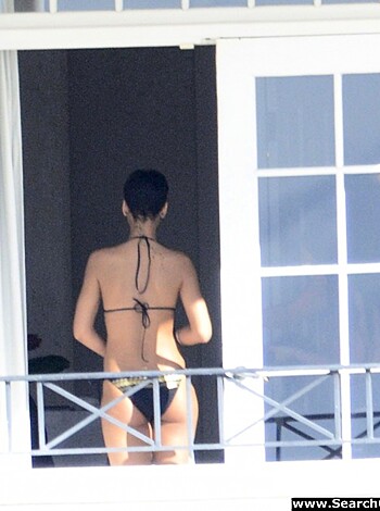 Rihanna Naked Ass And Topless Boobs Candids Through Her Balcony Window - celebrity - Photo 14