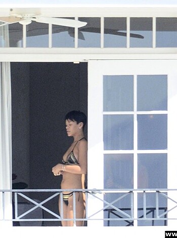 Rihanna Naked Ass And Topless Boobs Candids Through Her Balcony Window - celebrity - Photo 15