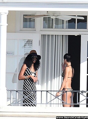 Rihanna Naked Ass And Topless Boobs Candids Through Her Balcony Window - celebrity - Photo 21