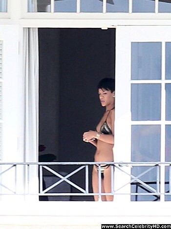 Rihanna Naked Ass And Topless Boobs Candids Through Her Balcony Window - celebrity - Photo 19
