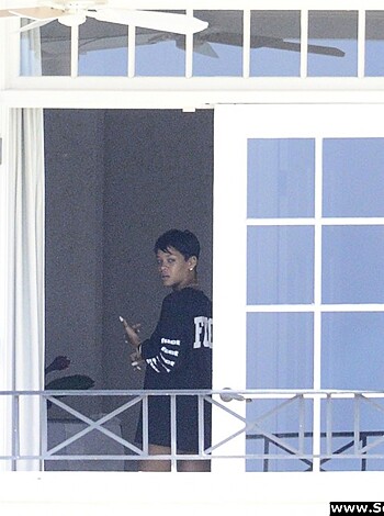 Rihanna Naked Ass And Topless Boobs Candids Through Her Balcony Window - celebrity - Photo 18