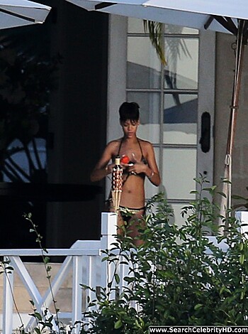 Rihanna Naked Ass And Topless Boobs Candids Through Her Balcony Window - celebrity - Photo 24