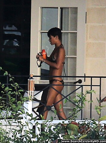 Rihanna Naked Ass And Topless Boobs Candids Through Her Balcony Window - celebrity - Photo 22