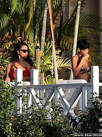 Rihanna Naked Ass And Topless Boobs Candids Through Her Balcony Window - celebrity - Photo 26