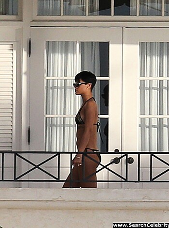 Rihanna Naked Ass And Topless Boobs Candids Through Her Balcony Window - celebrity - Photo 25