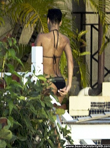 Rihanna Naked Ass And Topless Boobs Candids Through Her Balcony Window - celebrity - Photo 28