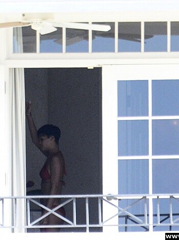 Rihanna Naked Ass And Topless Boobs Candids Through Her Balcony Window - celebrity - Photo 37