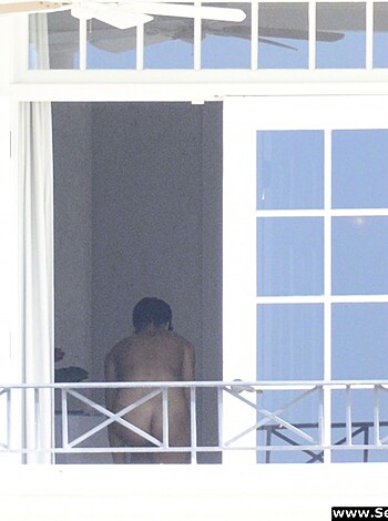 Rihanna Naked Ass And Topless Boobs Candids Through Her Balcony Window - celebrity - Photo 36