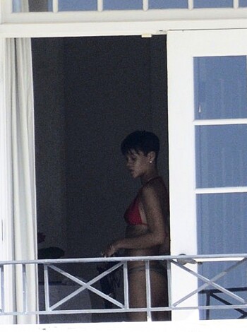 Rihanna Naked Ass And Topless Boobs Candids Through Her Balcony Window - celebrity - Photo 38
