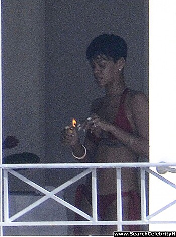 Rihanna Naked Ass And Topless Boobs Candids Through Her Balcony Window - celebrity - Photo 40