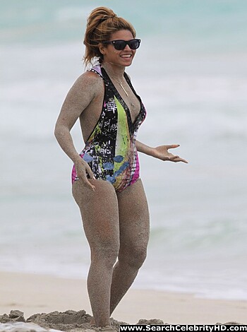 Beyonce - Nipslip Candids at the Beach in Hawaii - celebrity - Photo 1