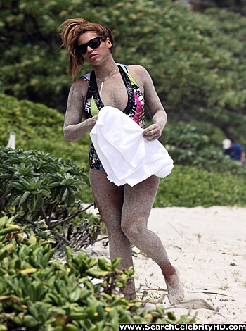 Beyonce - Nipslip Candids at the Beach in Hawaii - celebrity - Photo 2