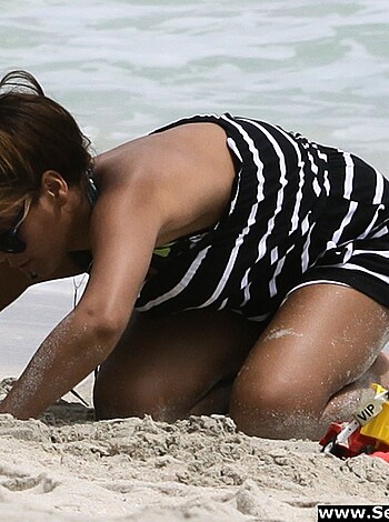 Beyonce - Nipslip Candids at the Beach in Hawaii - celebrity - Photo 6