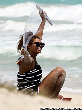 Beyonce - Nipslip Candids at the Beach in Hawaii - celebrity - Photo 9