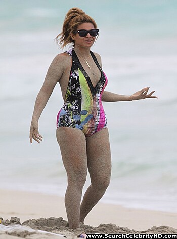 Beyonce - Nipslip Candids at the Beach in Hawaii - celebrity - Photo 12