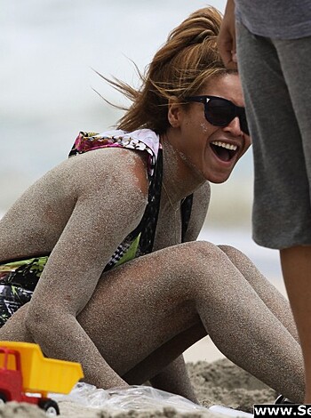 Beyonce - Nipslip Candids at the Beach in Hawaii - celebrity - Photo 13