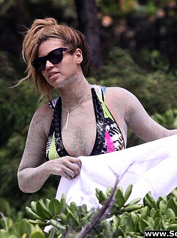 Beyonce - Nipslip Candids at the Beach in Hawaii - celebrity - Photo 14