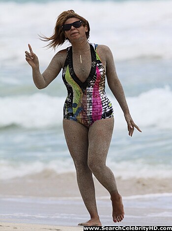 Beyonce - Nipslip Candids at the Beach in Hawaii - celebrity - Photo 17