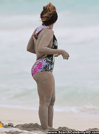Beyonce - Nipslip Candids at the Beach in Hawaii - celebrity - Photo 18